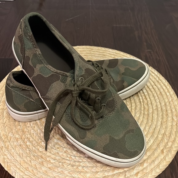 Minimalist Green Camo LaceUp Canvas Sneakers Size 9 - Picture 9 of 13